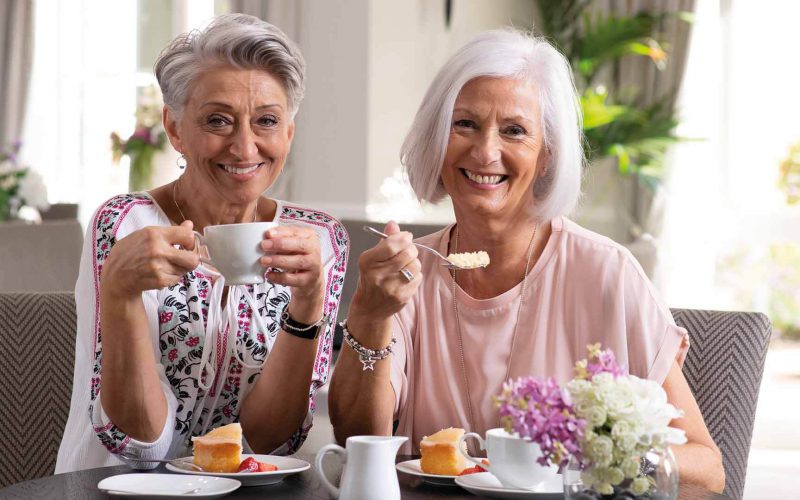 Ladies with cake 1920X1081